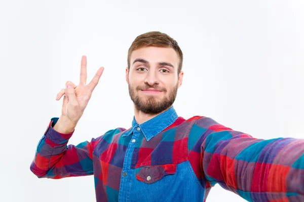 Selfie-Foto eines gut aussehenden jungen Mannes mit Siegeszeichen — Stockfoto