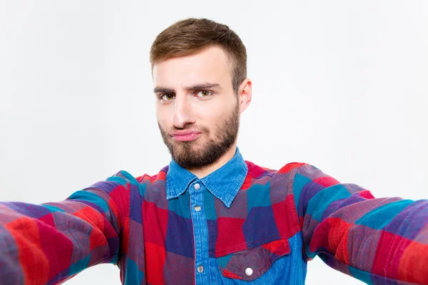 Selfie photo d'attrayant jeune homme confiant en chemise à carreaux — Photo