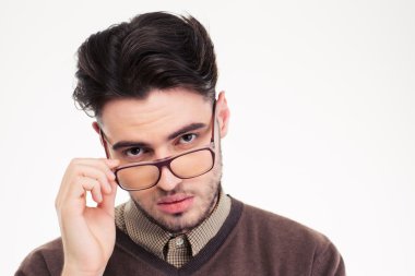 Kameraya bakarak bardaklarda ciddi adam