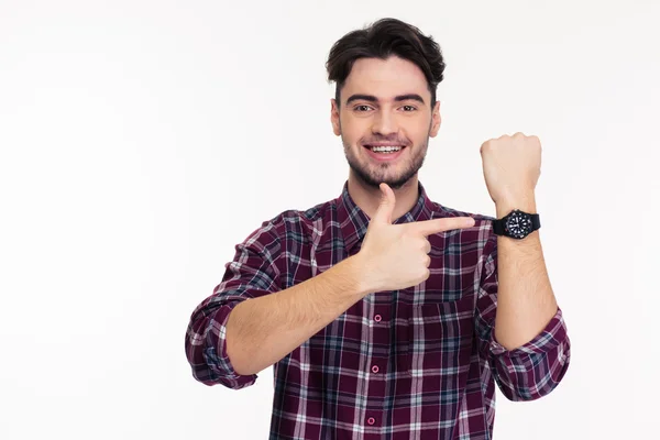 Улыбающийся мужчина указывает пальцем на наручные часы — стоковое фото