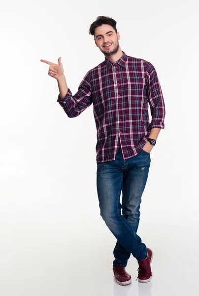 Sonriente hombre señalando con el dedo — Foto de Stock