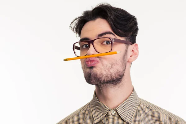 Άνθρωπος που κρατά το μολύβι μεταξύ τα χείλη και τη μύτη — Φωτογραφία Αρχείου