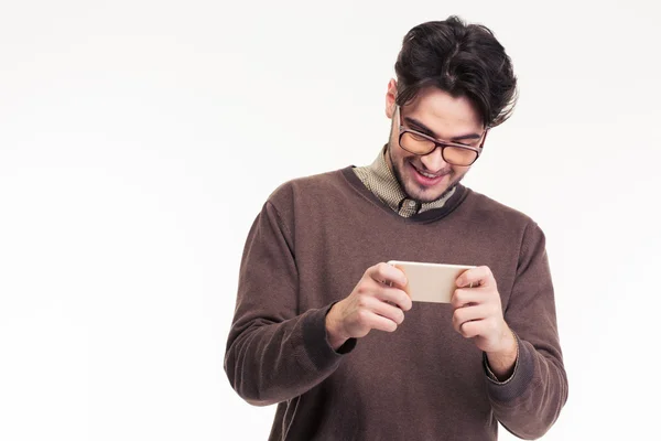 Portret van een glimlachende man gebruikend smartphone — Stockfoto