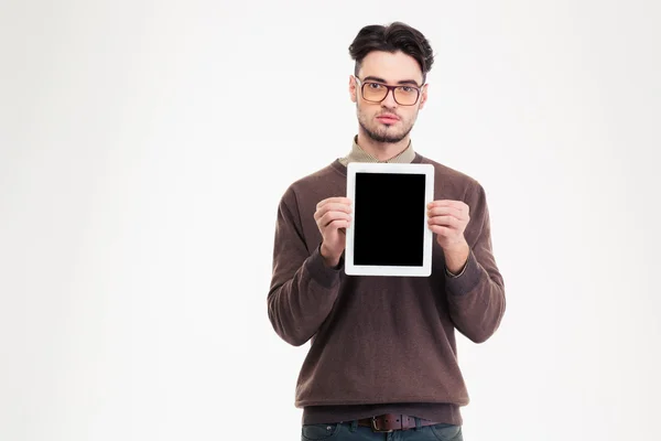 Серьезный человек показывает пустой экран планшетного компьютера — стоковое фото