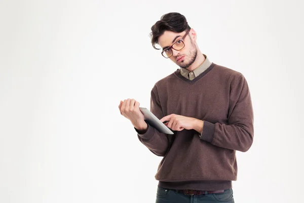 Jonge man met behulp van tablet computer — Stockfoto