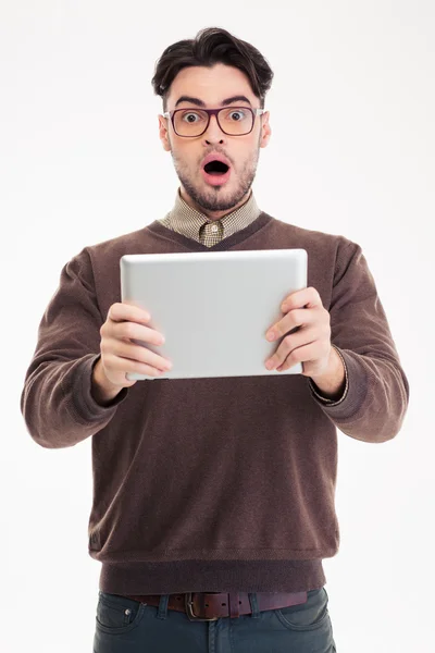 Hombre sorprendido usando tableta ordenador — Foto de Stock