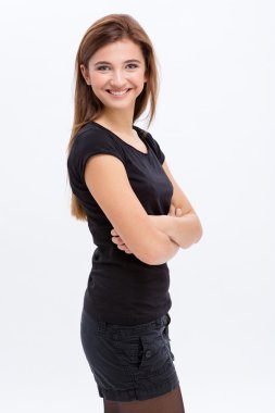 Çekici genç kadın katlanmış elleriyle poz gülümseyen