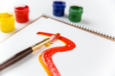 Sanat albüm sayfaları, Boya fırçaları ve renkli boyalar 