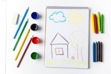 Kalemler ve fırçalar çizim çocuklar pastel boya ile scketchbook yalan 