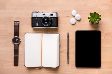 Boş not defteri, kalem, izle, vintage fotoğraf makinesi, tablet ve çiçek açtı 