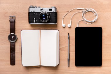 Defter, boş ekran tablet kulaklık, kamera, saat ve kalem ile 