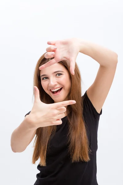 Allegro bella giovane donna che fa cornice con le mani — Foto Stock