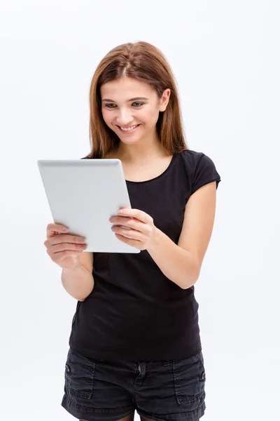 Szczęśliwy piękne słodkie młoda kobieta przy użyciu komputera typu tablet — Zdjęcie stockowe