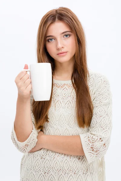 Çay içme Beyaz giysili güzel şirin genç kadın — Stok fotoğraf