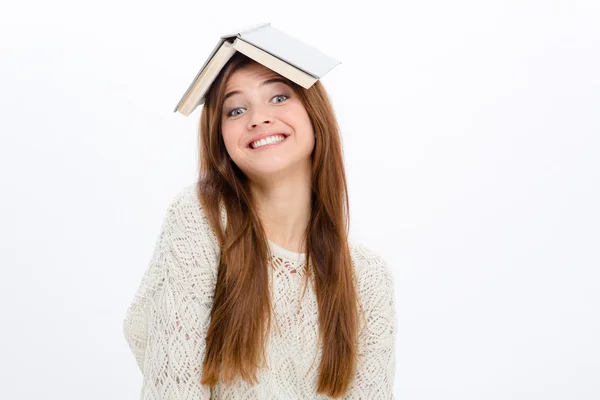 Femme gaie comique ludique avec livre ouvert sur la tête — Photo