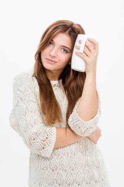 Charmant attrayant jeune femme tenant tasse blanche — Photo