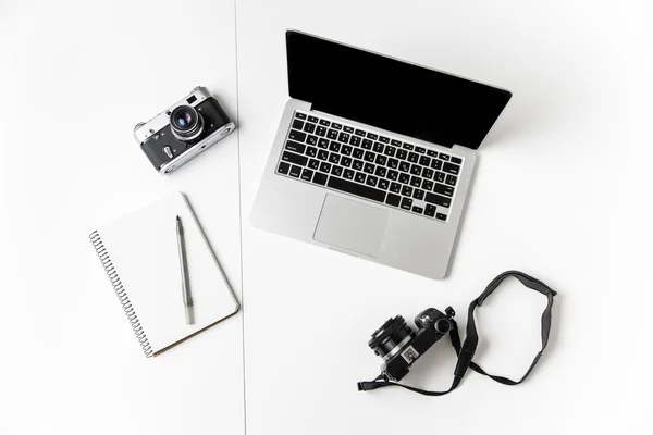 Dwie kamery, notatnik, długopis i pusty ekran laptopa — Zdjęcie stockowe