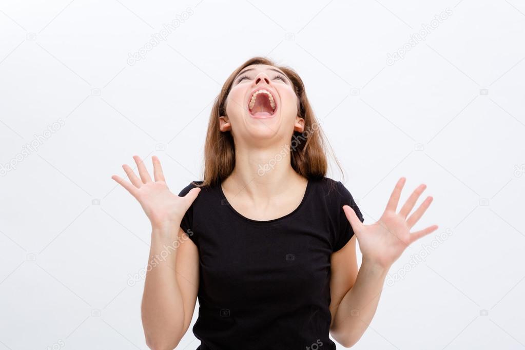 орущая женщина. кричащая девушка молодой. кричащая девушка молодой. девушка кричит вверх. кричащая девочка.