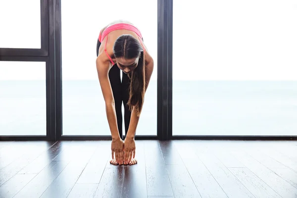 Sport vrouw warming-up — Stockfoto