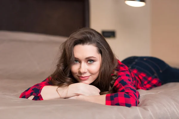 Charming woman in casual cloth lying on the bed — Stock Photo, Image