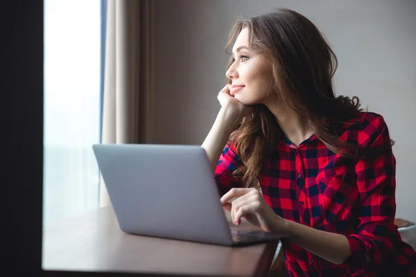 Felice donna premurosa utilizzando il computer portatile — Foto Stock