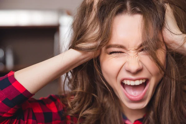 Fröhliche Frau, die ihre Haare berührt — Stockfoto