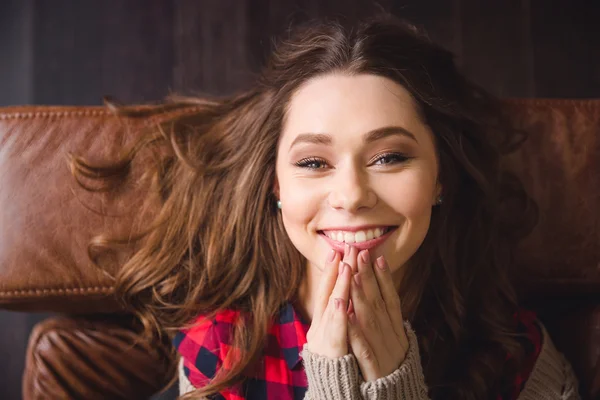 Sorrindo bela mulher deitada no sofá — Fotografia de Stock