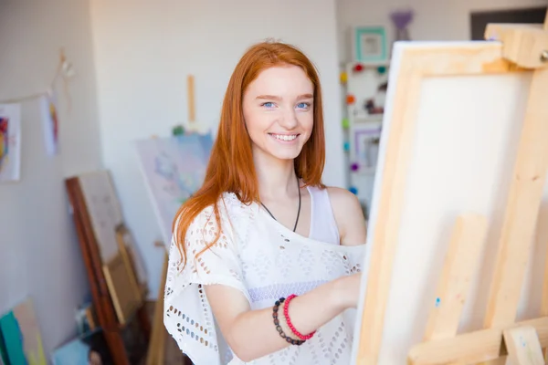 Fröhlich attraktive Künstlerin Malerei auf Leinwand in Kunst-Werkstatt — Stockfoto