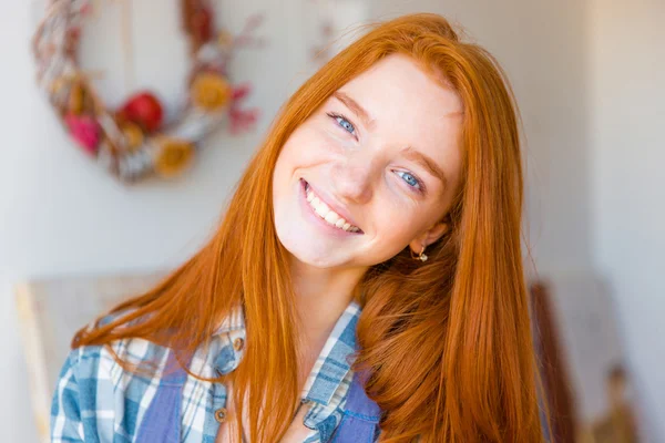 Porträt einer schönen, glücklichen jungen Frau mit langen roten Haaren — Stockfoto