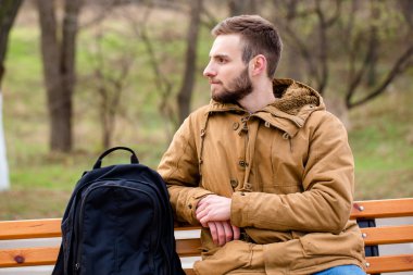 Açık havada bankta oturan dalgın adam