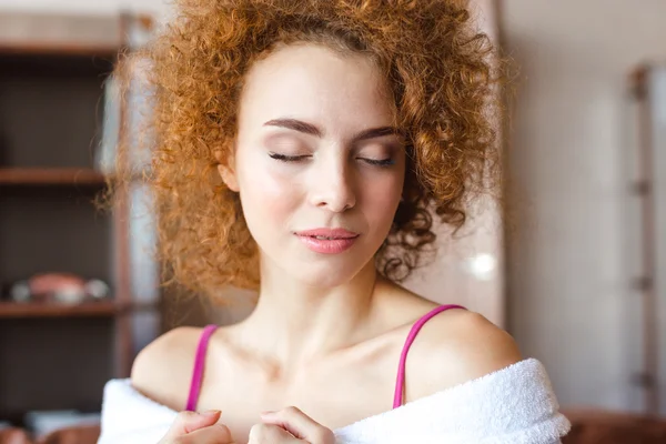 Retrato de hermosa pelirroja tierna rizada mujer joven — Foto de Stock