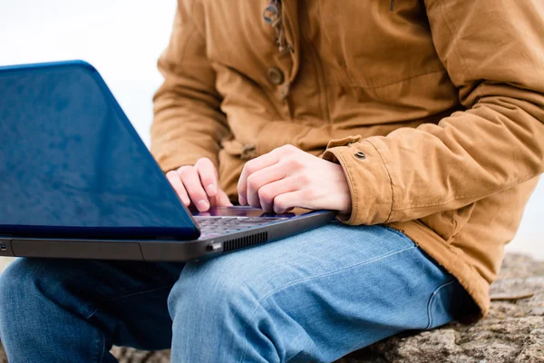 Casual homem usando computador portátil — Fotografia de Stock