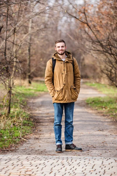 Lächelnder Mann mit Rucksack im Freien — Stockfoto