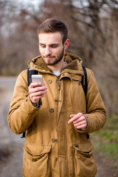 Man using smartphone outdoors — Stock Photo, Image