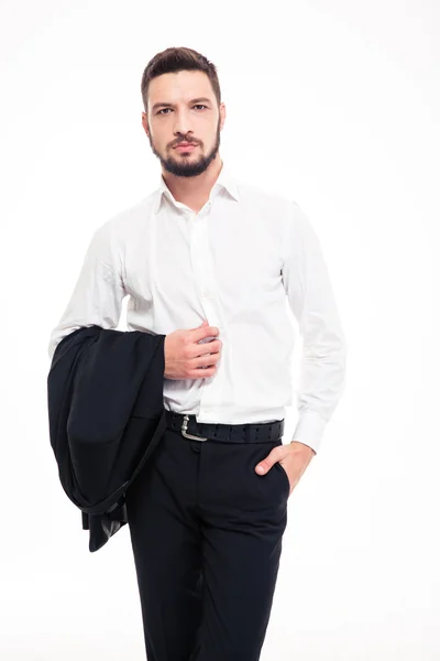 Guapo joven empresario seguro de sí mismo con barba de pie y la celebración de la chaqueta — Foto de Stock