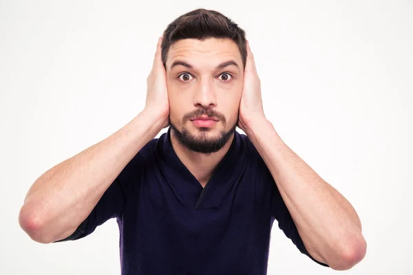 Porträt eines benommenen bärtigen jungen Mannes, der die Ohren mit den Händen schließt — Stockfoto