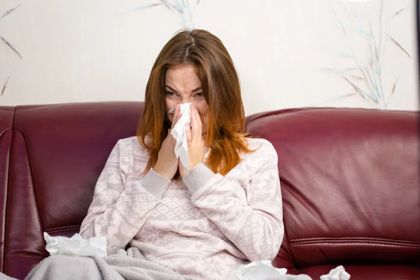 Sick ill young woman using handkerchief for her nose — Stock fotografie