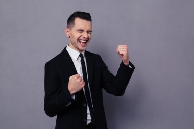 neşeli işadamı başarısını kutluyor