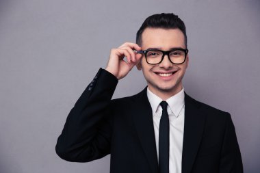 Kameraya bakarak gözlük gülümseyen iş adamı 