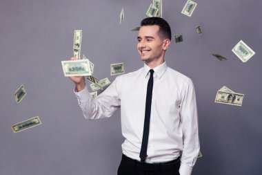 Gülümseyen işadamı Doları para ile yağmur altında duran