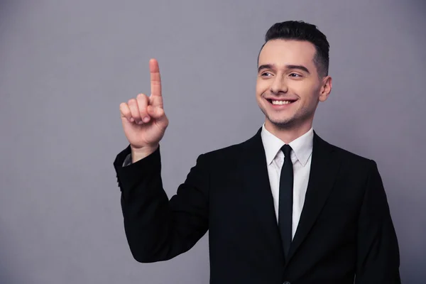 Ritratto di un uomo d'affari sorridente che punta il dito in su — Foto Stock
