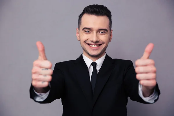 Счастливый бизнесмен показывает большие пальцы вверх — стоковое фото