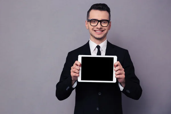 Homme d'affaires souriant montrant écran de tablette vierge — Photo