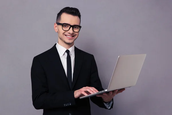 Un om de afaceri fericit folosind laptop-ul — Fotografie, imagine de stoc
