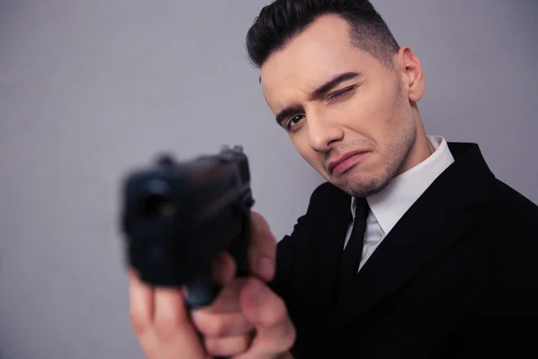 Retrato de um jovem homem de negócios segurando arma — Fotografia de Stock