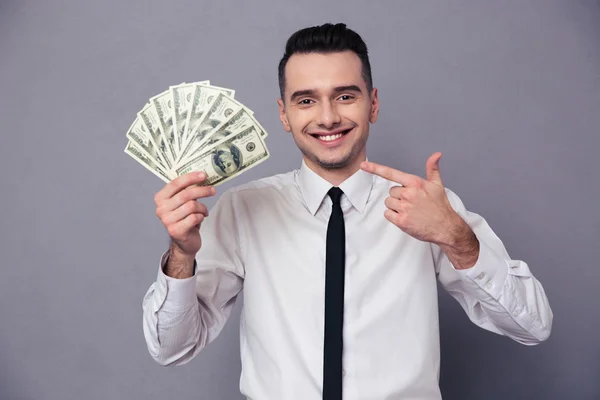 Retrato de un hombre de negocios feliz sosteniendo dinero — Foto de Stock