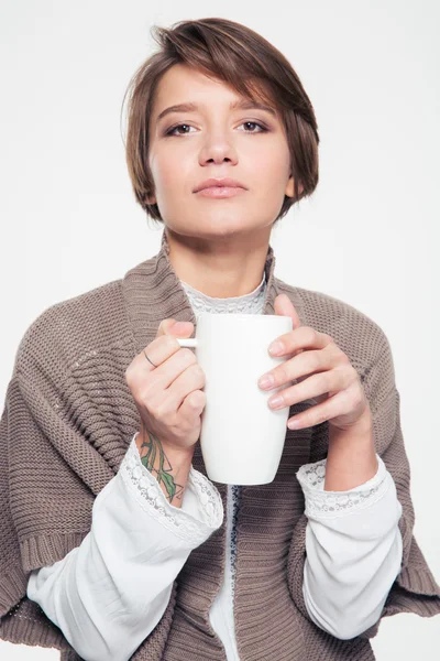 Porträt einer nachdenklichen schönen jungen Frau, die Tee trinkt — Stockfoto