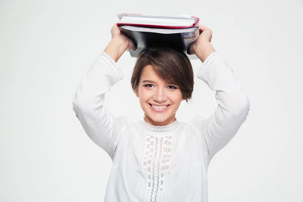 Positieve lachende vrouw zetten foldenrs met documenten op haar hoofd — Stockfoto