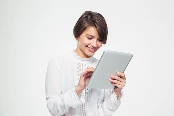 Tablet bilgisayar kullanan neşeli çekici genç kadın — Stok fotoğraf