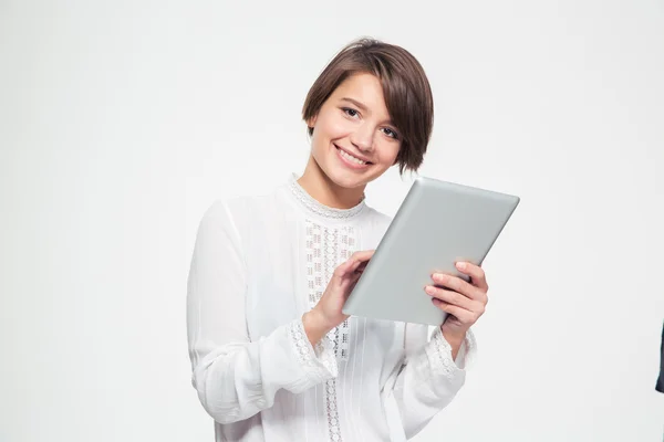 快乐美丽的年轻女子持有和使用平板电脑 — 图库照片